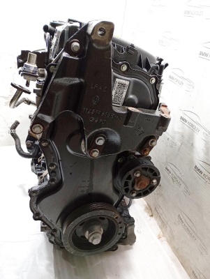 Двигатель Nissan Qashqai 1.6D R9M для моделей 2014-2022 годов, вид сбоку, с деталями цилиндров и клапанов.